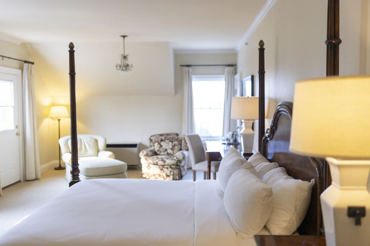 Standard King Bed Lake View (9 of 17)