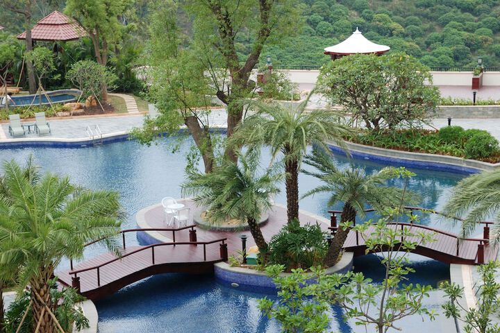 Hotel with Pool