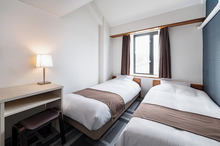 Room 5 of 10