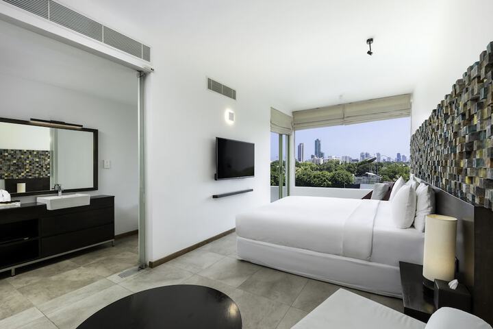 Room 5 of 33