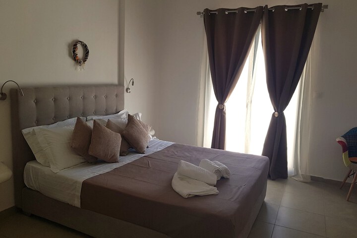 Room 4 of 99