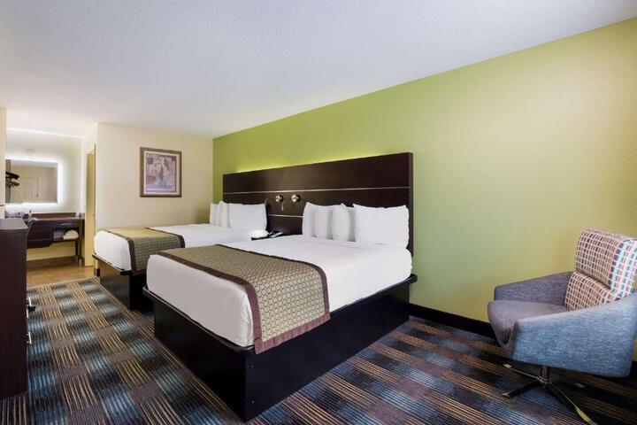 2 Queen Beds (1 of 7)