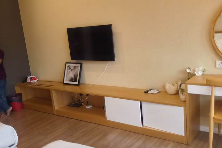 Room 4 of 77