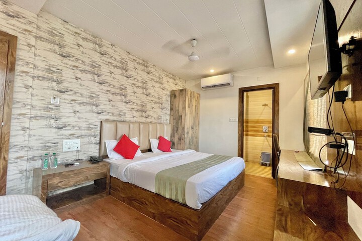 Hotel Janaki - near Ghats & Temples