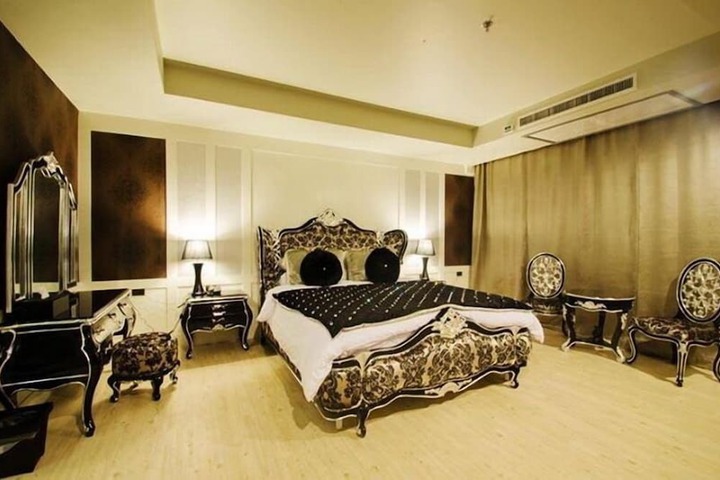 Room 33 of 60
