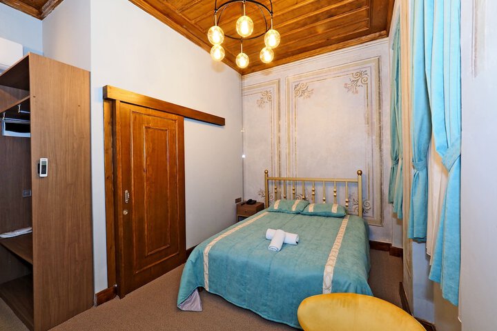 Room 10 of 18