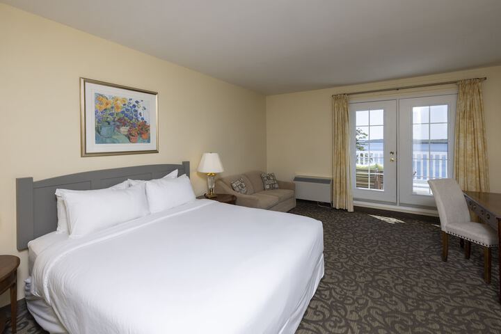 Standard King Bed Lake View (12 of 17)