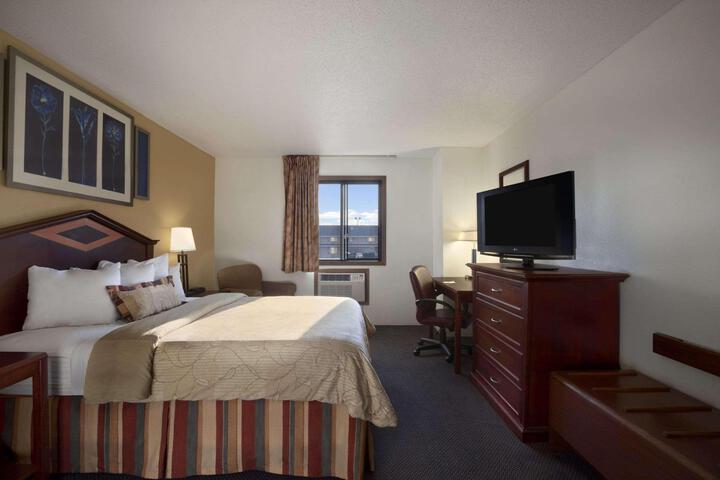 1 Queen Bed (4 of 7)