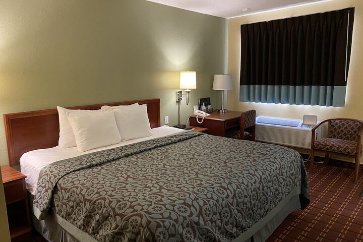 1 King Bed (2 of 7)
