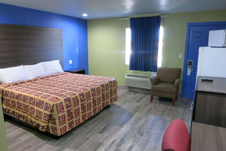 1 King Bed (3 of 6)