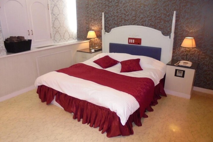 Room 12 of 34