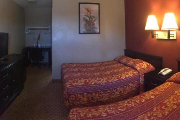 2 Double Beds (7 of 7)