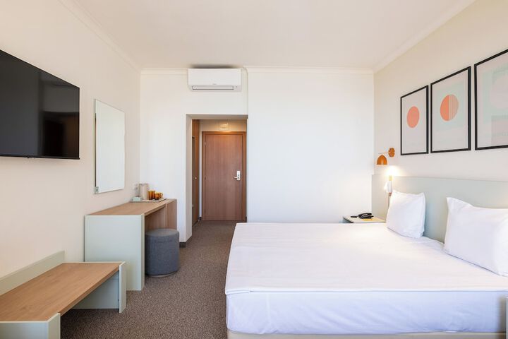 Room 10 of 103