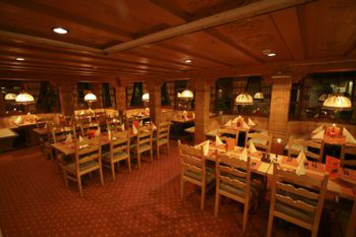 Dining 7 of 23