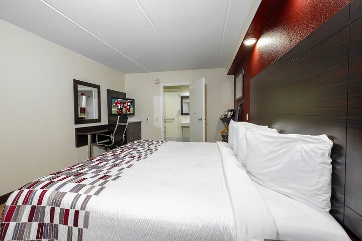 1 King Bed (6 of 21)