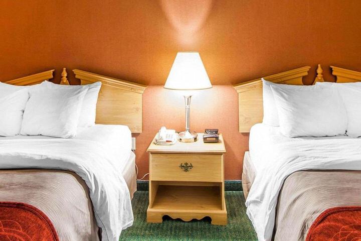 2 Queen Beds (2 of 10)