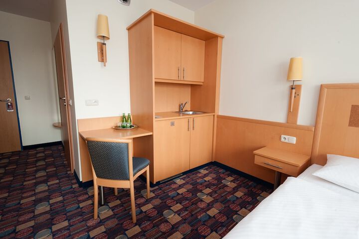 Room 28 of 179