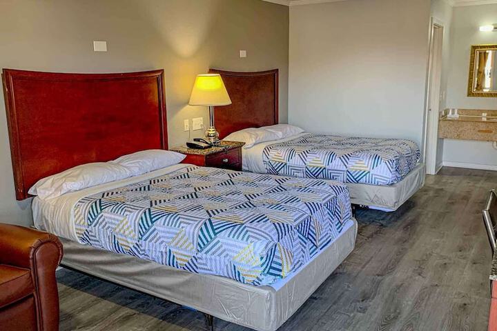 Deluxe Room 2 Double Beds Refrigerator, Microwave (9 of 10)