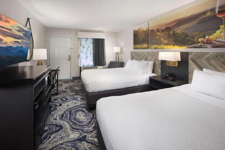 2 Queen Beds (1 of 7)