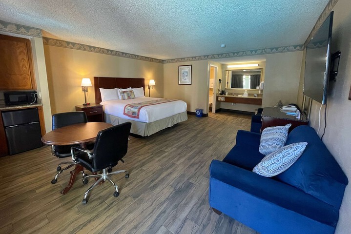 1 King Bed (10 of 14)