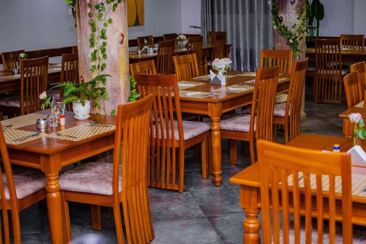 Dining 16 of 20