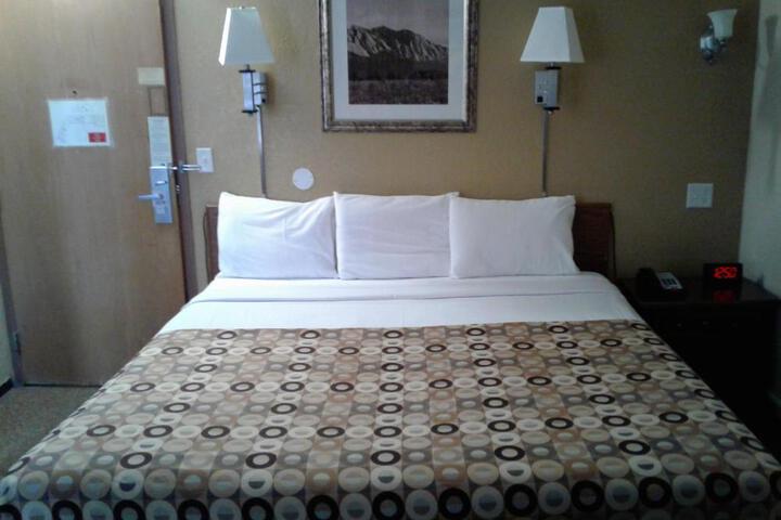 1 King Bed (2 of 10)