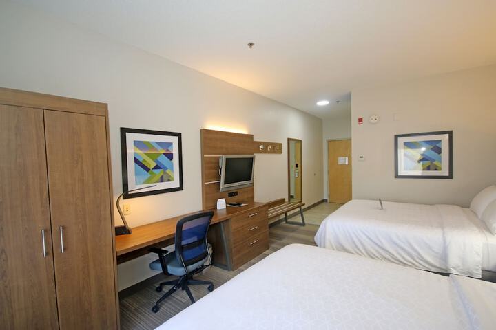2 Queen Beds (8 of 8)