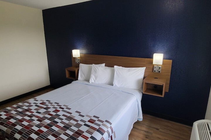 Deluxe Queen Bed (5 of 18)