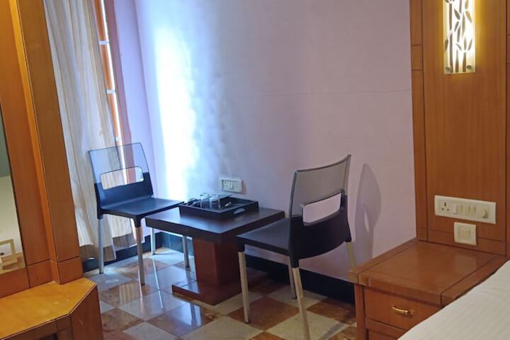Room 9 of 16