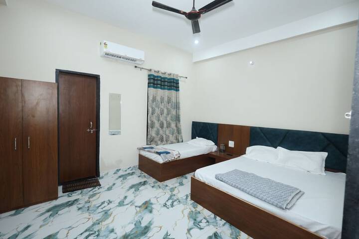 Room 7 of 12