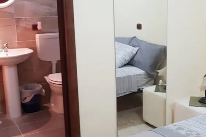 Room 5 of 10