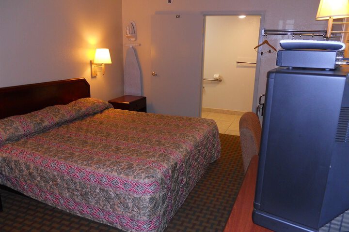 1 King Bed (3 of 5)