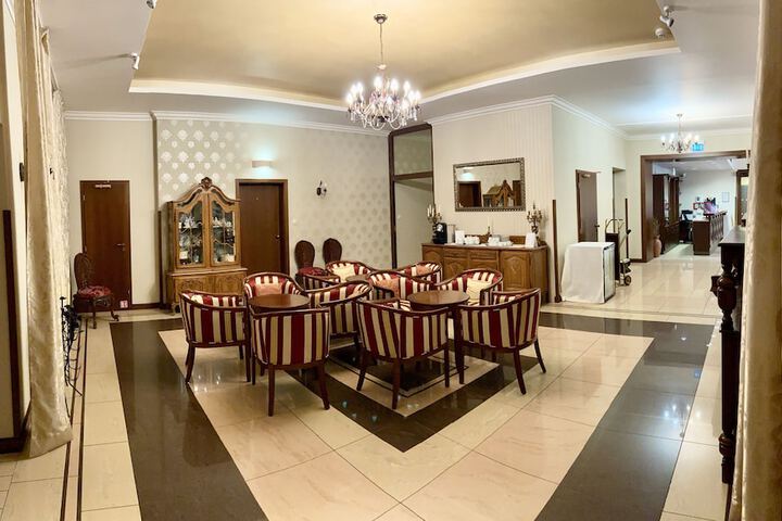 Lobby lounge