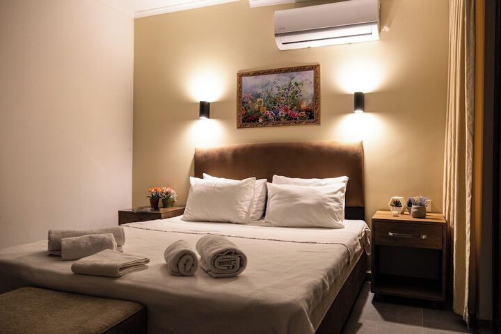 Room 6 of 14