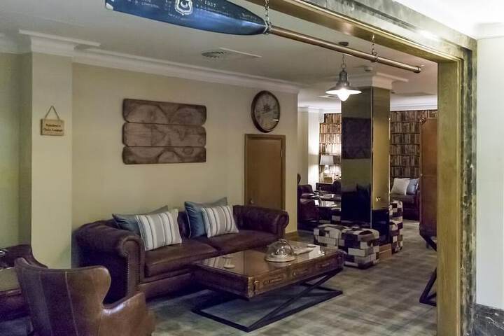Lounge 79 of 98