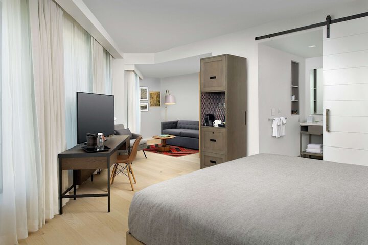 1 King Bed (6 of 19)