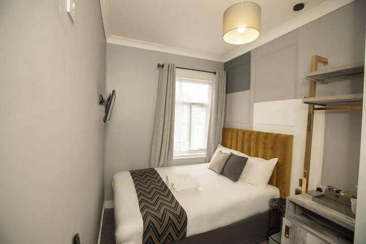 Room 7 of 27