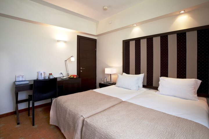 Room 10 of 75