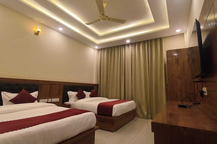 Room 6 of 16