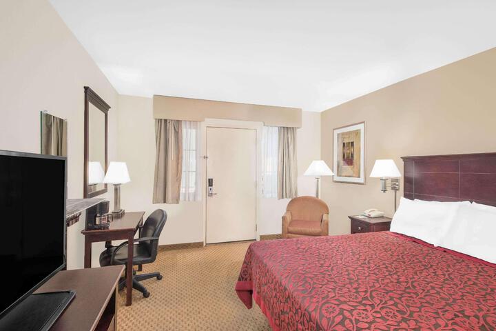 1 Queen Bed (6 of 8)
