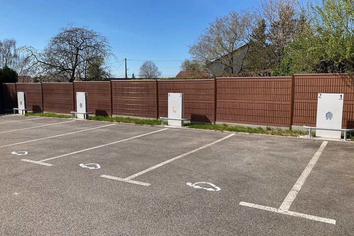 Electric vehicle charging station