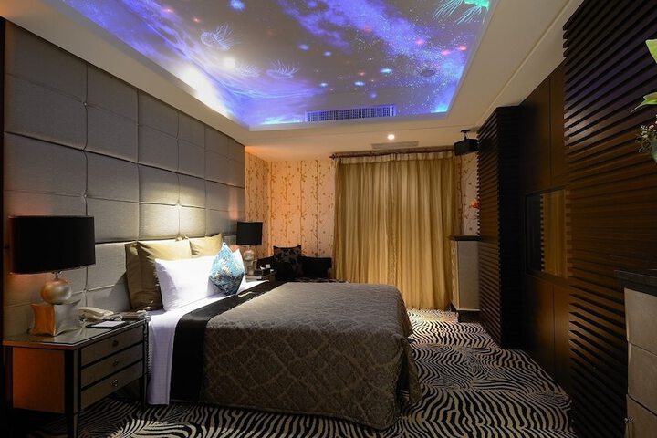 Room 8 of 30