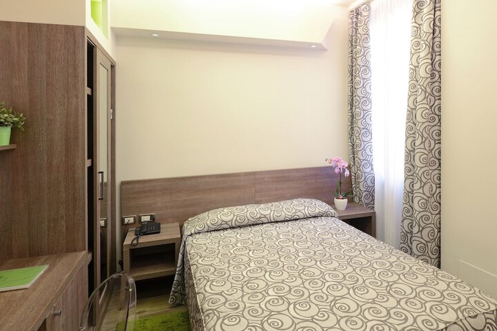 Room 8 of 25