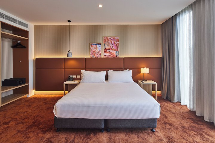 Room 10 of 32