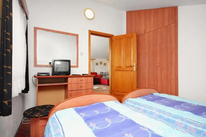 Room 5 of 16