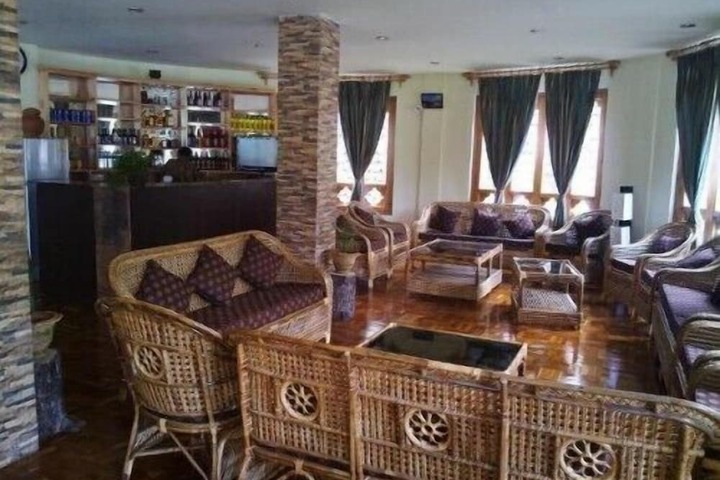 Lounge 14 of 19