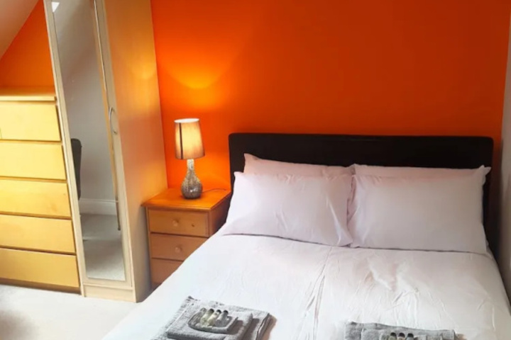 Room 4 of 12