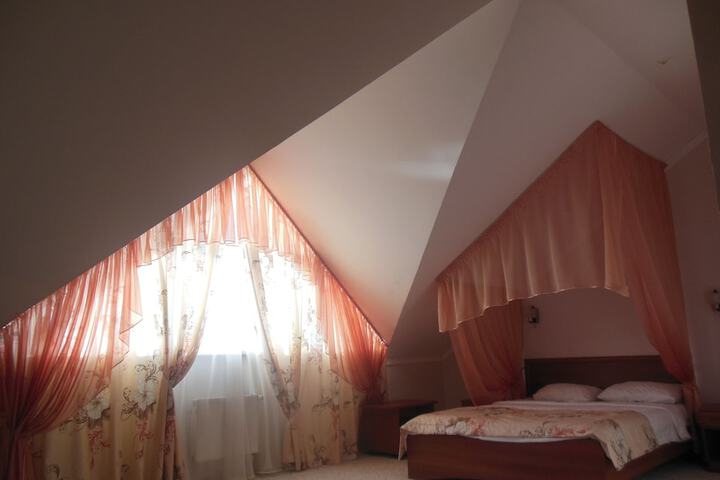 Room 4 of 25