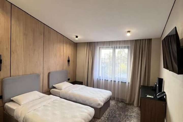 Room 9 of 33