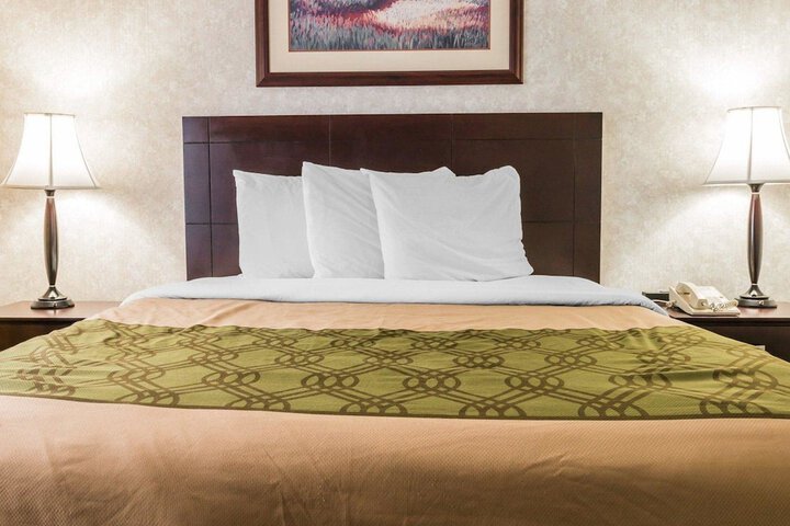 1 Queen Bed (12 of 12)